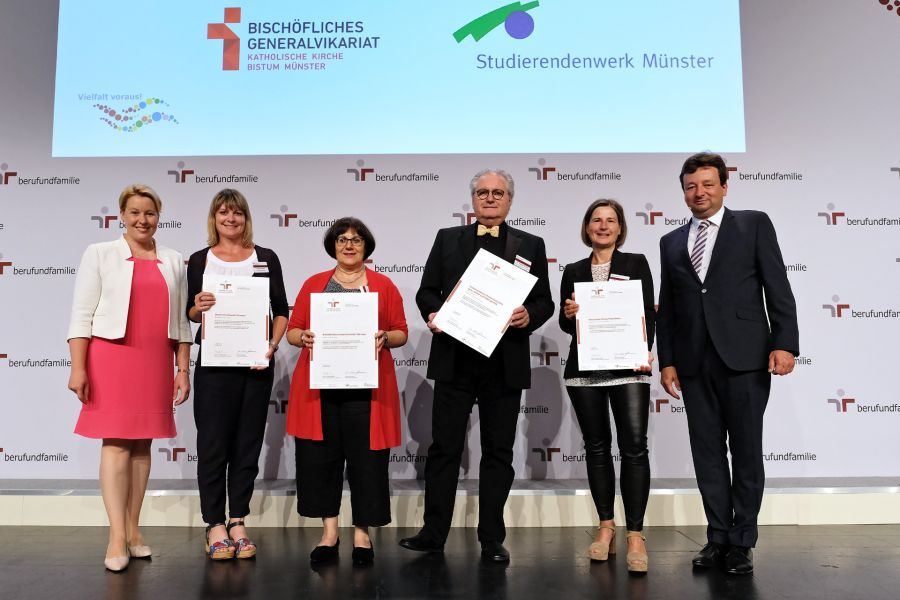 Leiterin des Personalamtes beim Kreis Paderborn Petra Drees (2.v.r.) nimmt das Zertifikat „Audit Familie und Beruf“ aus den Händen Ministerin Giffey (links) entgegen.   Bildnachweis: berufundfamilie, Thomas Ruddies / Christoph Petras